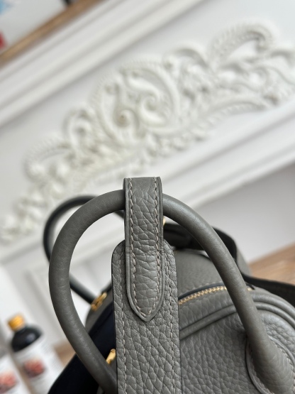 琳迪lindy 19cm	
Tc皮 蜜蠟線半手工縫製
lindy19保留了琳迪包所有細節的完整設計，側口袋、拉鍊等全部都是經典的設計√
這只小可愛暴擊了多少人的少女心