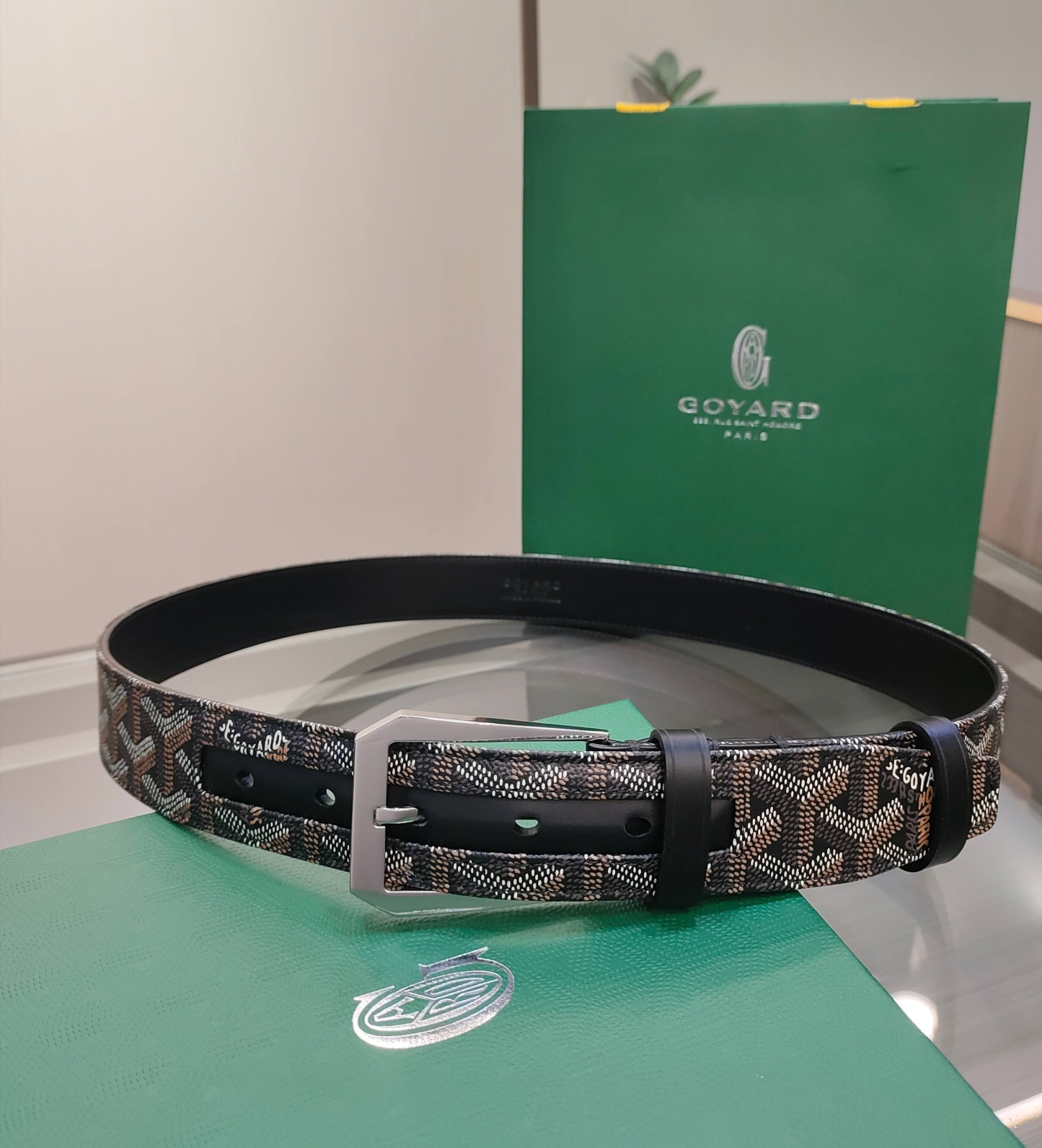 
Goyard(戈雅)腰帶源於法國奢侈品牌，設計風格簡約低調，腰帶身有標誌性帆布搭配進口頭層牛皮，腰帶扣採用簡約精品鋼扣，延續品牌的低調奢華，帶身寬度3.4CM，適用商務休閒日常佩戴。