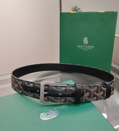 
Goyard(戈雅)腰帶源於法國奢侈品牌，設計風格簡約低調，腰帶身有標誌性帆布搭配進口頭層牛皮，腰帶扣採用簡約精品鋼扣，延續品牌的低調奢華，帶身寬度3.4CM，適用商務休閒日常佩戴。