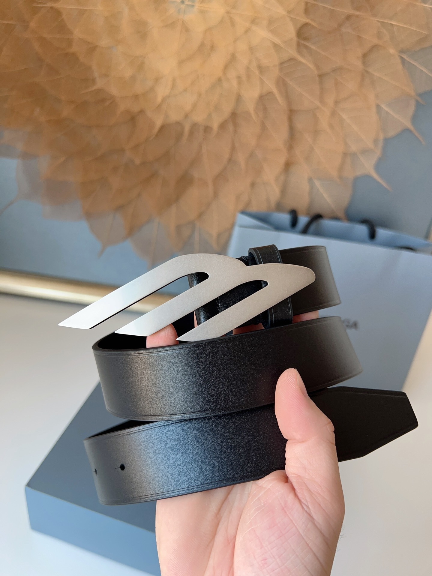 巴黎世家（Balenciaga）寬度3.5cm 是法國的奢侈品牌，作為時尚界最具影響力品牌之一的地位。設計師源於：都市時尚潮流獨特的設計風格，採用進口小牛皮製作；搭配純銅復古五金，使其更具魅力。值得擁有的百搭精品！