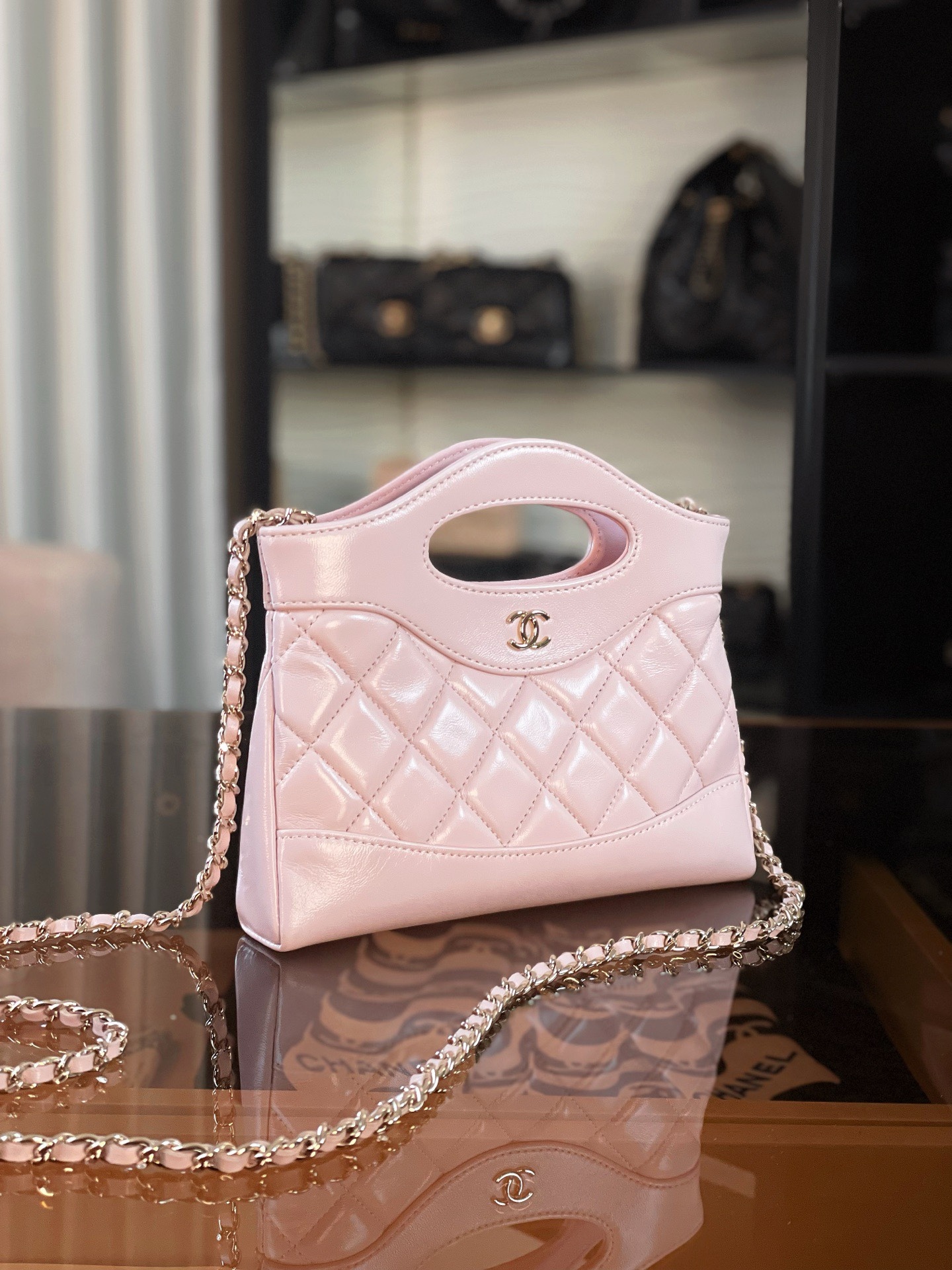 特▪️級鋼 大H實拍
全新到貨🆕𝗖𝗵𝗮𝗻𝗲𝟭 𝟮𝟓𝐏 羊皮系列
𝟥𝟣𝖡𝖺𝗀 𝖭𝖺𝗇𝗈 淺粉

𝟐𝟓𝐏橫版𝟥𝟣𝗆𝗂𝗇𝗂可愛無敵𝖦𝖾𝗍❕
“包王”經典再現巧妙設計🪄
滿足了時髦精的在所期待啦…
軟萌感讓我毫無抵抗力〰️

五金：厚鍍𝟣𝟦𝖪淡金
皮料:   金標𝗓𝗉原廠小羊皮
尺寸：𝟣𝟩.𝟧*𝟤𝟢.𝟧*𝟥.𝟧 𝖼𝗆
3656