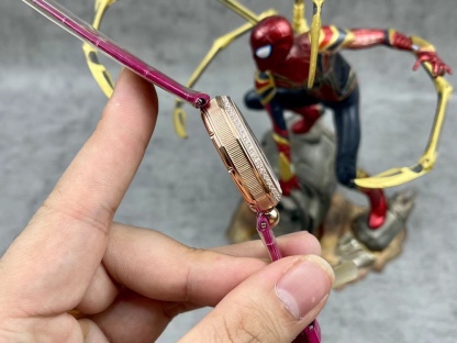 [玫瑰][玫瑰]最強 升級版 頂級 復刻女款 寶璣那不勒斯皇后系列，
【表殼】腕表尺寸分別為中號36.5x28.5毫米 
鵝卵形表殼高雅大氣，表殼外緣飾有錢幣紋。表圈和表殼周圍鑲嵌共117顆施華洛水晶（約0.99克拉）。表冠處鑲有一顆梨形晶石（約0.26克拉）
【精彩細節】
1.與原裝吻合，在表殼背部均打有貴金屬標識，效果清晰工整，彰顯腕表檔次。2.穹面玻璃，從側面看不僅有魚眼效果，還能折射鑽石帶來的璀璨光芒，更顯腕表高貴血統。
3.為了達到原裝K金質量的手感，調試了表殼內部結構的配重，做到重量與原版如出