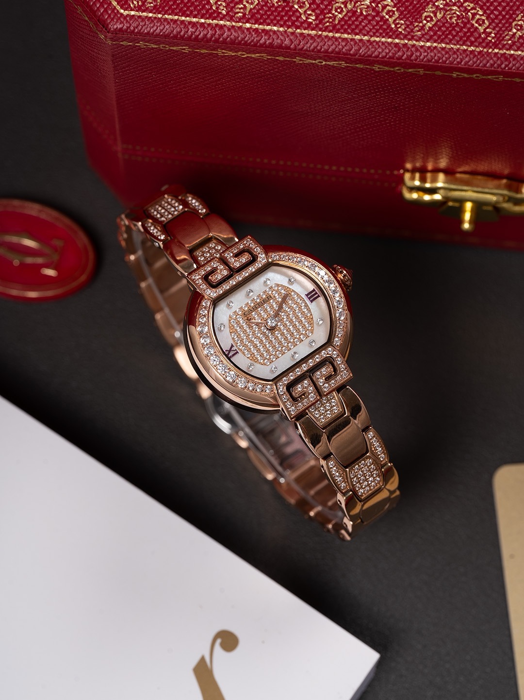 全新第6代升級版全面到貨，🎀🎀
CARTIER 卡地亞-—Tortue（龜形）🎮1480系列全面升級版到貨（此次更新底蓋蝕字加深，整體更接近原裝字體，皮表則升級為原版頭層意大利🇮🇹小牛皮、匠心打造還原原裝美感）當所有的腕表都是圓形的、Tortue腕表前衛的龜甲形設計元素、開角處的緊箍咒形雙向設計寓意“愛你一萬年”呼應卡家一貫的品牌設計理念，“經過那麼長時間你依舊是我最愛的人”細心挑選每一個八箭八星鑽石，秉著超越傳統追求創新的設計理念，再次成為了經典傳世之作！錶針：1600攝氏度淬火而成的燒鋼