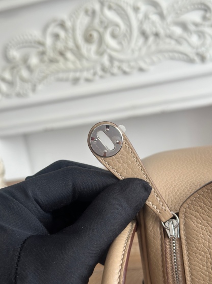 迪lindy 19cm	
Tc皮 蜜蠟線半手工縫製
lindy19保留了琳迪包所有細節的完整設計，側口袋、拉鍊等全部都是經典的設計√
這只小可愛暴擊了多少人的少女心