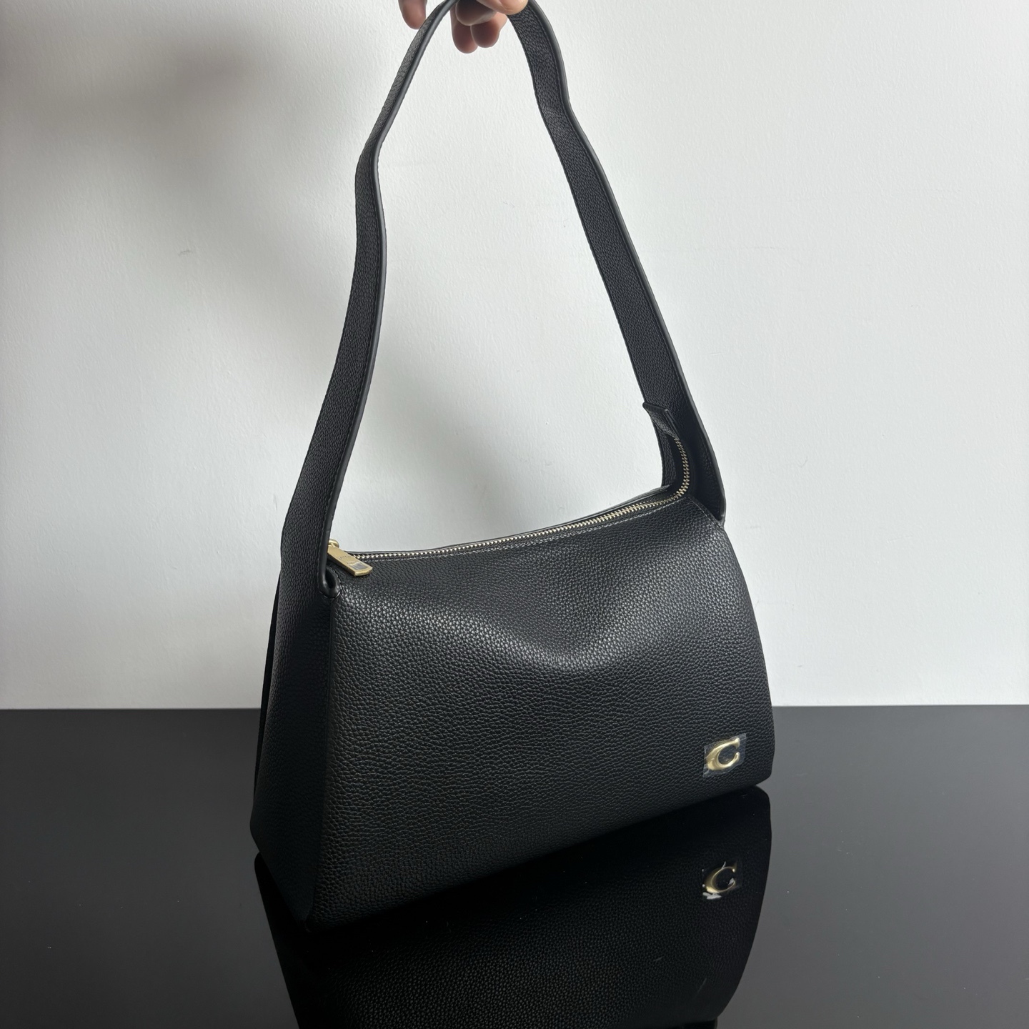 
新款hobo腋下包：CCC45荔枝紋黑色 灰色 酒紅
          CCC48鹿皮棕色 CCC48鹿皮墨綠
作為腋下包超級鬆弛下垂的風格，秋冬單品 容量超大還帶了一個磁扣的暗袋，出行遊玩或通勤都特別實用的一款。

尺寸：10*18*29。