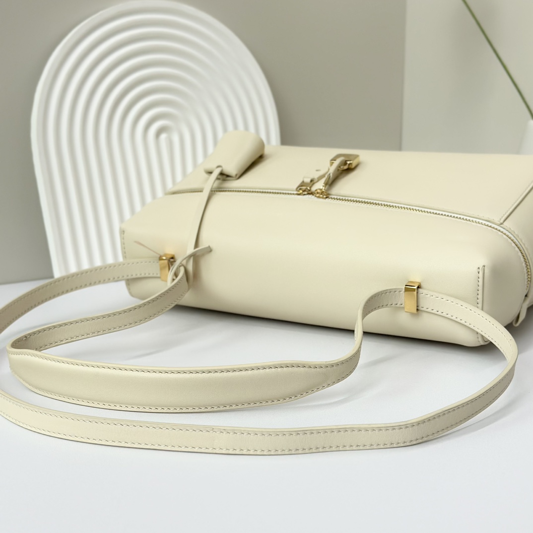 𝓛𝓸𝓻𝓸 𝓟𝓲𝓪𝓷𝓪 諾悠翩雅
𝑬𝒙𝒕𝒓𝒂 𝑩𝒂𝒈 𝑳𝟐𝟕 
寬開口加大容量斜挎包，包型設計更立體更有型，包身採用進口原廠小牛皮，手感柔軟而獨特，包包內部結構多了內袋。雙向加長拉鍊開合，配有My Charms金色金屬掛飾（LP特級純鋼五金配件）
size：27*16*10釐米
配全套專櫃禮盒包裝🎁