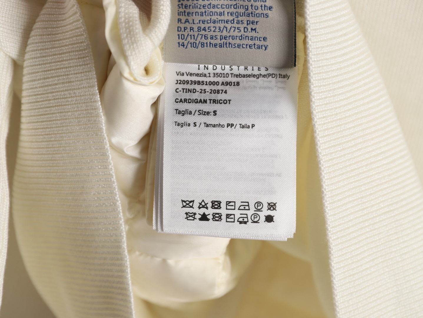 Moncler/蒙口 四口袋針織拼接羽絨外套
這款開衫是換季時期的理想之選，在天氣較溫暖時可作為外套穿著。拉鍊款式，採用舒適的美利奴羊毛面料製成，正面和衣領填充羽絨，更添溫暖。·採用美利奴羊毛製成·Longue saison村裡·尼龍正面填充羽絨·圓領·拉鍊開合 貼袋
A Size:S-XL