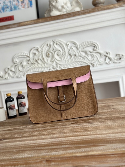 馬蹄包  半手工蠟線	Halzan	
 能滿足各種背法的!!
①手拎包②斜挎包③單肩包④手拿包
togo皮、五金細緻到油邊 無處不精緻√ 
尺寸：25cm