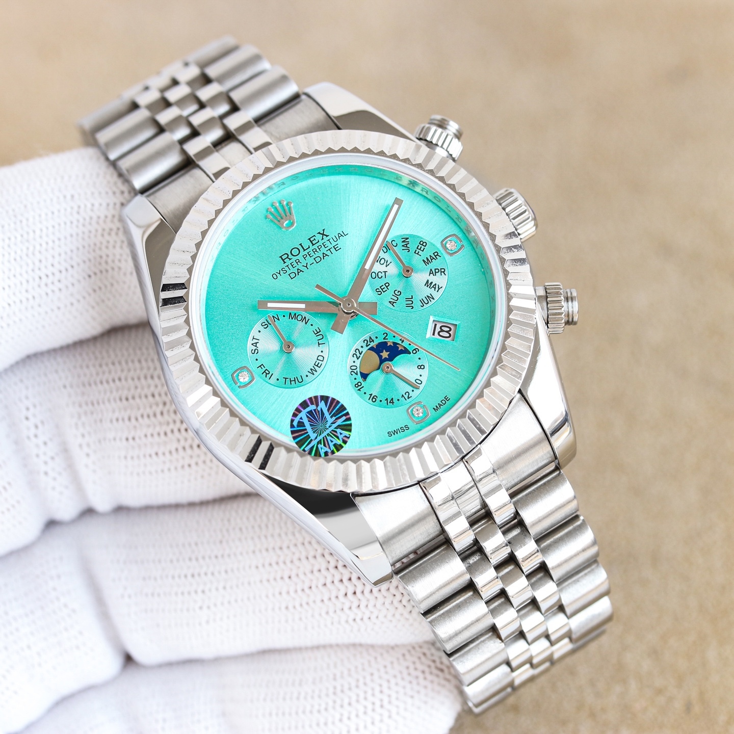 年度新款強力推薦
🔥經典日誌系列-多功能腕表🔥
防表屆最高版本⌚️勞力士⌚️ 複雜系列六針男表[愛心]爆款[愛心] 多功能腕表。
1⃣️搭載原裝進口9100星期月份月相動能功能機芯機械表！
2⃣️錶盤上採用經典獨家高級奢華稜紋 突顯出這款腕表的華貴氣質[呲牙]
3⃣️錶帶採用進口316鋼帶腕表！
4⃣️表鏡採用雙卜藍寶石鏡面！
5⃣️透視底蓋！
6⃣️直徑41毫米，厚度10毫米！
腕表功能匯集星期/月份/日期/月亮/太陽等功能於一身，最佳男士商務腕表真正的標配！為高端腕表的代表之作！
榮譽出品