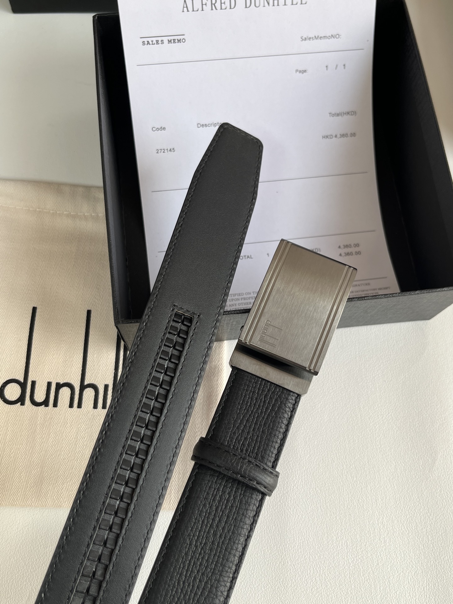 登喜路（Dunhill）是一家英國倫敦的男士奢侈品牌。皮帶以其精湛的工藝和經典的設計，成為男士配飾中的精品。皮帶的質感好、耐用性強，商務休閒百搭款！