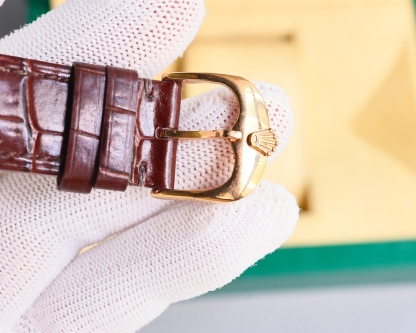 新品特推🔥🔥勞力士ROLEX（實拍圖）商務系列，全表採用316L精鋼，高檔大氣！316L精鋼打造完美多邊形弧度表殼！搭配進口藍寶石玻璃，意大利防水皮帶，原裝針扣！！！搭載原裝進口全自動機械機芯（零返修） ，直徑尺寸40mm 深度防水。 產品實物光澤手感更佳精湛  字盤刻度栩栩如生  殼套工藝都是宗師級別輕身檢驗 加上新時代機器高技鍛造  上手震撼尊貴非凡🔥AD出品 精品不斷🔥