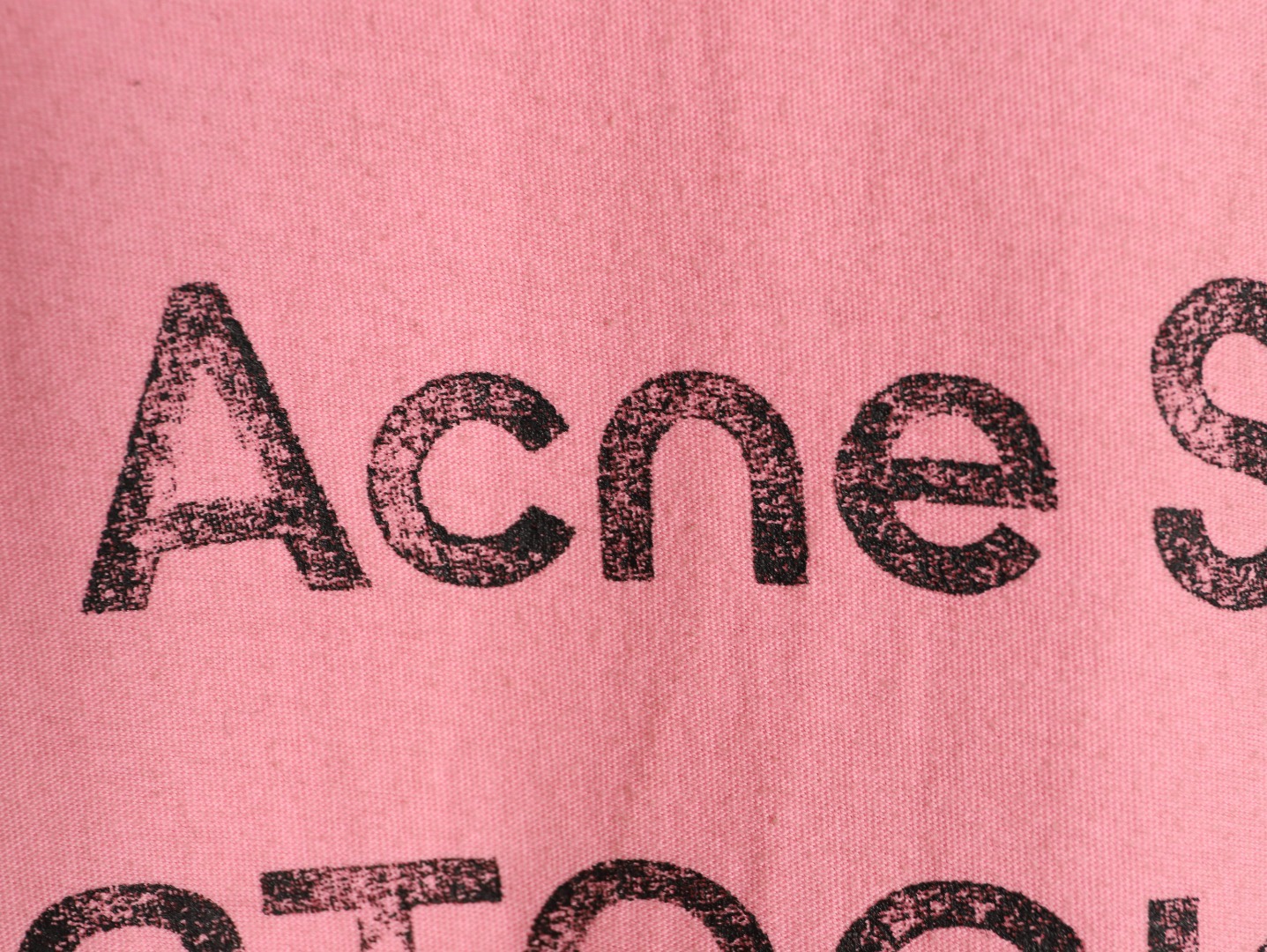 🔝Acne Studios 26SS 1996字母印花短袖T恤
面料是定制定染的32支220g原版雙紗棉，胚布經過高盂環保染色，裁大貨前還要進行高溫環縮水，降低縮水率的同時使得手感更柔軟舒適，印花方面必須五層膠漿，第一遍必須為進口打底漿，填平布料上極為細小的線洞，再由高溫床烤乾再劇頗色，採用油墨因熱平網印花，一共刷五層，每一層間隔為時間為30分鐘，才能保證出來的成品保持原版的質感，全套開發輔料
尺碼：S-XL