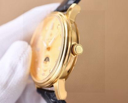 🌐🌐🌐百達翡麗Patek Philippe男士腕表🔥．腕表月相系列,秉持了百達翡麗的一貫傳統，更唯美的結合了6字位日曆與被表友熱捧的日月星相，無論是經典雋永的錶盤設計，還是以精鋼或玫瑰金雕鑿的炫酷多邊線條都不例外。更採用了瑞士ETA2824一6機芯 ，功能6字位日曆大月相，表徑40。藍寶石玻璃。意大利小牛皮。原裝針扣🔥AD出品 精品不斷🔥