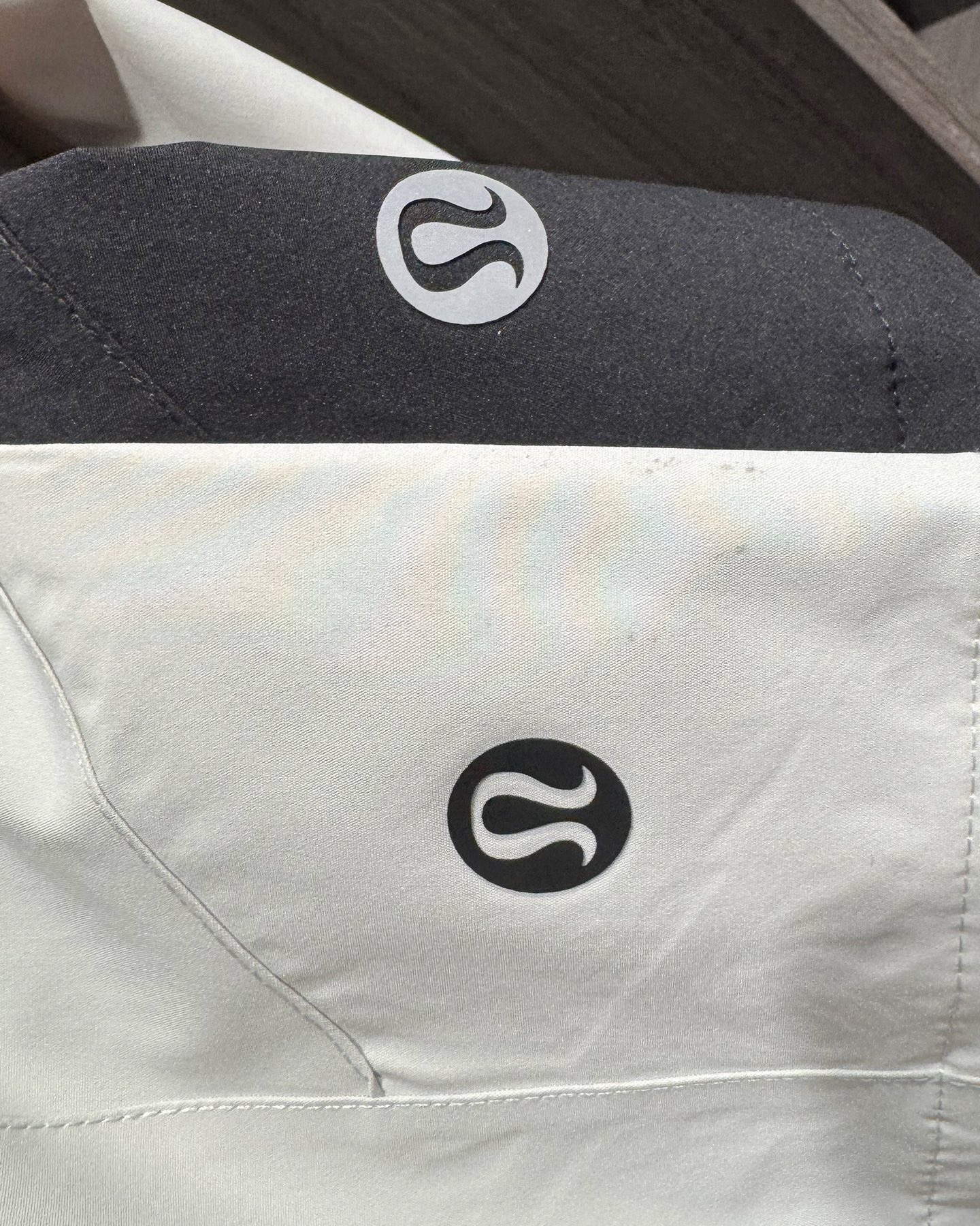 lululemon 機能衝鋒衣 | 雙緯記憶T800面料，戶外通勤全能王！
懂行的都知道，lululemon這件衝鋒衣的面料才是真·黑科技！採用雙緯記憶T800面料，防水4級以上，防風防雨、抗皺透氣、防刮耐磨，立體有型不軟塌，里料更是抗靜電布，應對乾燥天氣或特殊場所都毫無壓力！
- 防護拉滿：防潑拒水+防風鎖暖+透濕排網，暴雨天不漏水，大風天不透涼，運動時還能快速排汗，戶外徒步、通勤驟雨都能穩穩hold住。
- 細節質感：可調節抽繩連帽+隱形拉鍊口袋，胸口lululemon Logo+下擺壓印