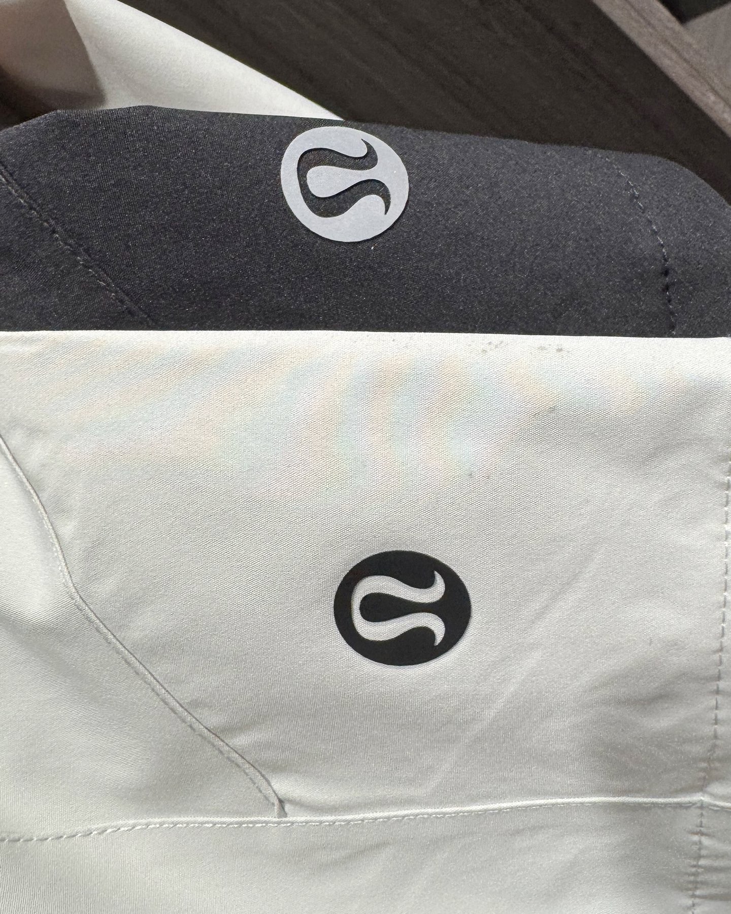 lululemon 機能衝鋒衣 | 雙緯記憶T800面料，戶外通勤全能王！
懂行的都知道，lululemon這件衝鋒衣的面料才是真·黑科技！採用雙緯記憶T800面料，防水4級以上，防風防雨、抗皺透氣、防刮耐磨，立體有型不軟塌，里料更是抗靜電布，應對乾燥天氣或特殊場所都毫無壓力！
- 防護拉滿：防潑拒水+防風鎖暖+透濕排網，暴雨天不漏水，大風天不透涼，運動時還能快速排汗，戶外徒步、通勤驟雨都能穩穩hold住。
- 細節質感：可調節抽繩連帽+隱形拉鍊口袋，胸口lululemon Logo+下擺壓印