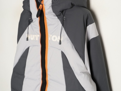 Louis Vuitton/路易威登 25Fw 滑雪系列花卉雙拉鍊連帽羽絨服
定制5合1防絨密織與3合1雙線防絨格紋料，新國標90白鴨絨，充絨飽滿，極致禦寒。 電腦機械充絨，精准計算克重，數字稱重，確保蓬松均勻。進口機刺繡，精密控制，線條流暢細膩。壓花復合，電腦掃描對位，特製膠水固化，粘接牢固。 膠漿印花，三次網板修改，烘烤固色，圖案持久。3D立體絎縫，數控分隔，防止羽絨結塊移位。
A Size:46-52
