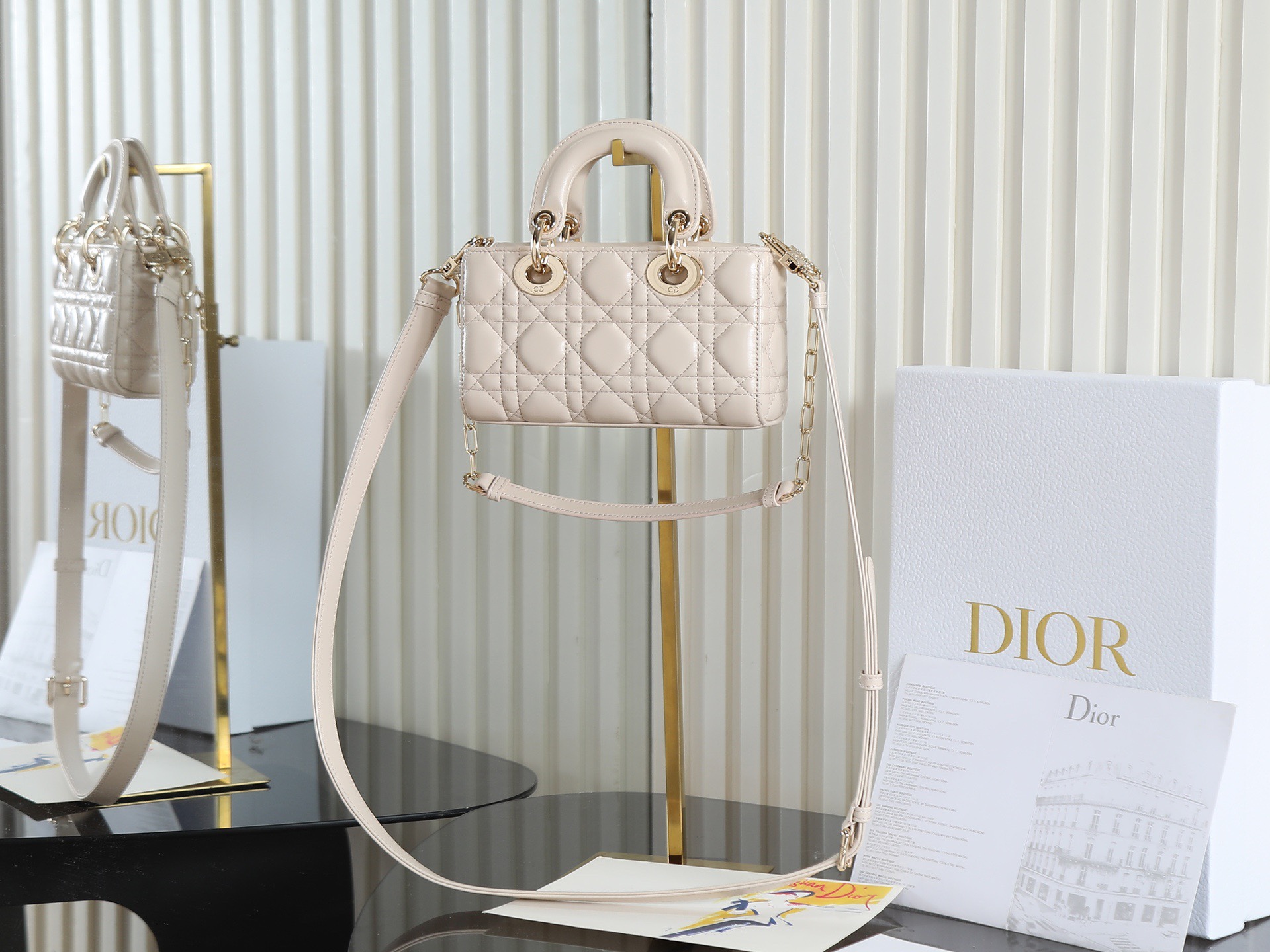 原廠級 米杏色 迷你尺寸
𝗗𝗶𝗼𝗿 𝗗-𝗝𝗼𝘆 𝗯𝗮𝗴羊皮2025款新款
時尚果然就是輪回，回歸了一把中古戴妃
長方包形，短鏈條➕細長肩帶直接封神！！
復古時髦感超強，真是什麼場合都可以把住
絕對是lady中的天花板了，強勢出圈啦姐妹們
款號：0636
尺寸：19x10.5x5.5cm
