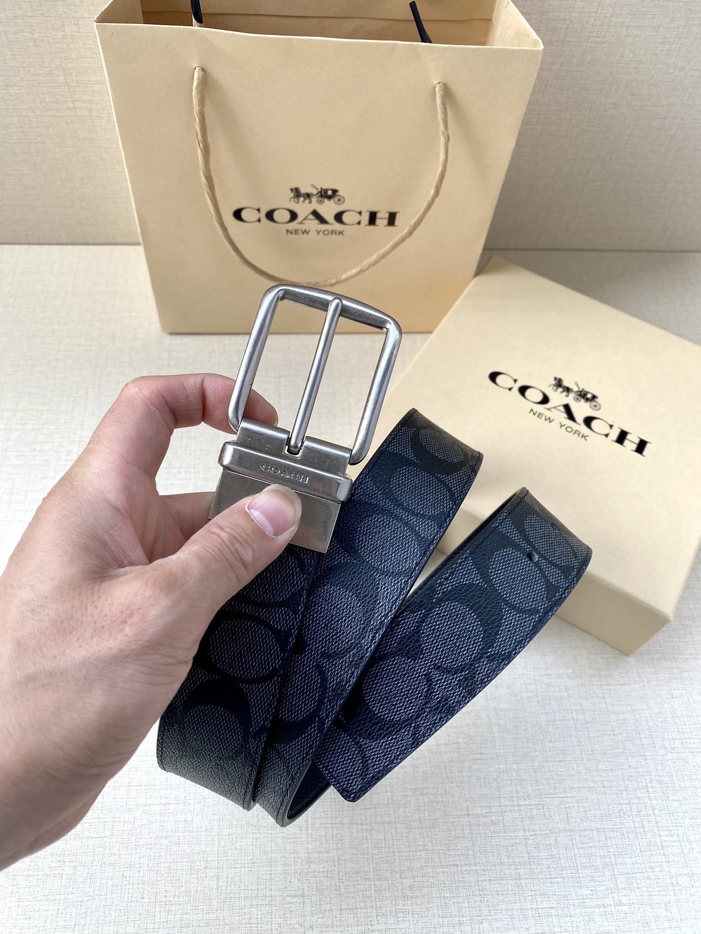 寬度3.8cm COACH 這款雙面腰帶一面為經典標誌帆布材質，另一面為精制皮革材質，配有標誌性扣件，將兩種外形合二為一。通過簡單的說明，可用剪刀剪裁至完美合身度。
標誌印花配頭層牛皮
可裁剪
雙面
38M (寬)