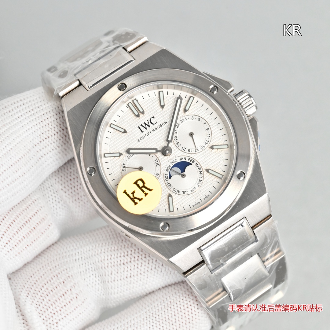 KR新品  萬國工程師系列萬年曆腕表，復刻界最複雜的腕表，所有功能同步原裝，所有功能調節通過把頭控制.
1⃣️【功能介紹】3點鐘位置顯示日曆，9點鐘位置顯示星期，6點鐘月份月相指針顯示。

2⃣️【做工精細】外殼採用原版同樣的三件套結構，中間拉絲，上下殼為拋光，鏡面採用高成本的鍋蓋形藍寶石，使其質感提升。

3⃣️【機芯性能】尺寸41.6mm,機芯採用天津機芯改82600，高效穩定，動力時間長達72小時以上，進行加裝複雜的萬年曆模塊，而且同步所有功能實現同步原裝通過把頭調節。

