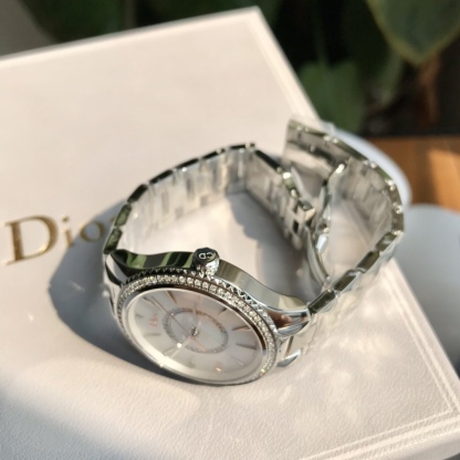 迪奧DIOR VIII系列腕表，承襲了迪奧手錶一貫的精神，將創新融入於華麗時尚的質感。以珠寶設計概念，融入最簡潔的設計，充滿清新氣質與現代氣息、幻化成一隻只永恆的經典。引入了新鮮色彩和全新元素，徬佛一件珍貴的織品，將經典與華麗交錯其中。卓越工藝精緻打磨將精鋼錶帶做鑽石💎切割形狀，舉手之間將光芒服貼於手腕上，猶如一款顯露時間的手煉。表圈鑲嵌Vs1.2天然鑽石67顆，顆顆閃耀，另外字面還鑲嵌了34顆Vs1.0天然真鑽，總數超百顆，史上最奢華，Gtc權威認證，聯網可查，白色珍珠母貝錶盤，鑽石菱點鑲貼時標，