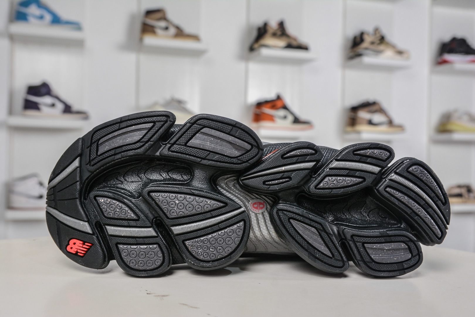 New Balance NB2000 舒適百搭防滑耐磨低幫 休閒跑步鞋 
貨號：U200028K
Size：36-46.5