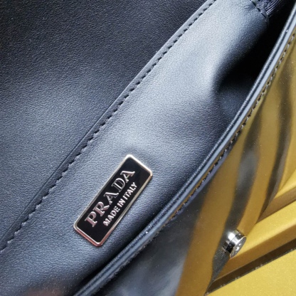 【 原單】🌹新款1BD323🎉🎉這款翻蓋式單肩包以充滿現代感👏採用進口牛皮，配有兩條可拆卸可交換長短肩帶。單肩/斜跨都可以。簡約優雅風尚、一眼相中復古又高級的包包，背上身秒變氣質女孩，容量空間大，各種百搭又時尚😘又是一款永久不過時暴款🙊趕緊入手吧🎉尺寸：長26x高12x底4.8cm🎉🎉🎉👏👏！