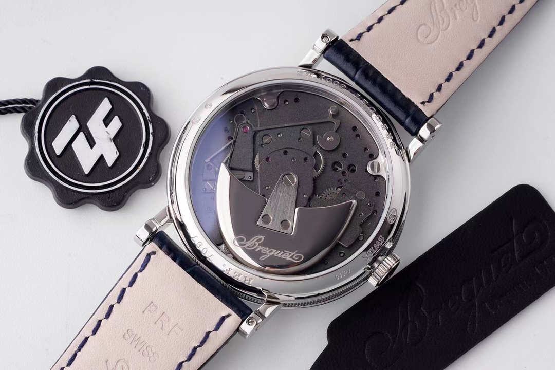 ZF超級大作 寶璣Tradition傳世系列！全自動逆跳秒針腕表！火爆來襲！

耗時近4年 潛心研發機芯 重金打造 至誠大作！——實現原裝全部功能！

【精彩細節】腕表尺寸40mmX11.65吻合正品ZF憑借豐富的復刻經驗，殼身打磨精細，造型簡潔精美，今纖薄表殼更顯優雅！上下採用整枚藍寶石水晶玻璃打造通透無比，充分展現了寶璣的經典設計。
【技術突破】超精密1比1原裝機芯開發研制而成。原本隱藏在錶盤底板之下的板橋、齒輪、擒縱機構、發條盒等機芯部件清晰展露。今精密機械運轉的奧秘毫無保留的呈現於眼前。10點鐘位