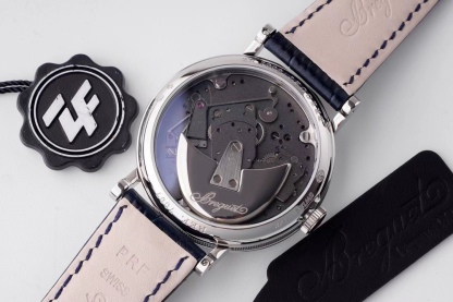 ZF超級大作 寶璣Tradition傳世系列！全自動逆跳秒針腕表！火爆來襲！

耗時近4年 潛心研發機芯 重金打造 至誠大作！——實現原裝全部功能！

【精彩細節】腕表尺寸40mmX11.65吻合正品ZF憑借豐富的復刻經驗，殼身打磨精細，造型簡潔精美，今纖薄表殼更顯優雅！上下採用整枚藍寶石水晶玻璃打造通透無比，充分展現了寶璣的經典設計。
【技術突破】超精密1比1原裝機芯開發研制而成。原本隱藏在錶盤底板之下的板橋、齒輪、擒縱機構、發條盒等機芯部件清晰展露。今精密機械運轉的奧秘毫無保留的呈現於眼前。10點鐘位