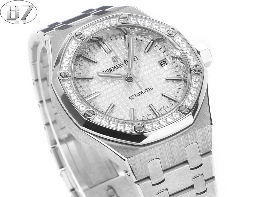 B7  Factory
AP愛彼 女款愛彼皇家橡樹 剔除機芯甲板多餘部分，使之變得更加鏤空——成就鋼表巔峰—— 實力演繹 衛冕“鋼”王！【6大精妙之處】1.正品拆解開模，尺寸為37毫米與正品一致！2.完美還原正品表殼的每一處細節，盡顯正品“稜角分明 堅毅果敢”的陽剛氣質。3.鋼帶的做工無可挑剔，比市面上任何鋼帶表做工均要更上一層樓，鋼帶頭粒和表頭銜接的“緩衝帶”的鬆緊程度與正品一模一樣。4.自動陀的與原裝致敬，是市面唯一做到顏色於原裝一致的版本（市面一般版本均偏紅）其上的ap族徽雕刻獨一無二。