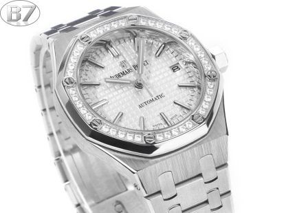 B7  Factory
AP愛彼 女款愛彼皇家橡樹 剔除機芯甲板多餘部分，使之變得更加鏤空——成就鋼表巔峰—— 實力演繹 衛冕“鋼”王！【6大精妙之處】1.正品拆解開模，尺寸為37毫米與正品一致！2.完美還原正品表殼的每一處細節，盡顯正品“稜角分明 堅毅果敢”的陽剛氣質。3.鋼帶的做工無可挑剔，比市面上任何鋼帶表做工均要更上一層樓，鋼帶頭粒和表頭銜接的“緩衝帶”的鬆緊程度與正品一模一樣。4.自動陀的與原裝致敬，是市面唯一做到顏色於原裝一致的版本（市面一般版本均偏紅）其上的ap族徽雕刻獨一無二。