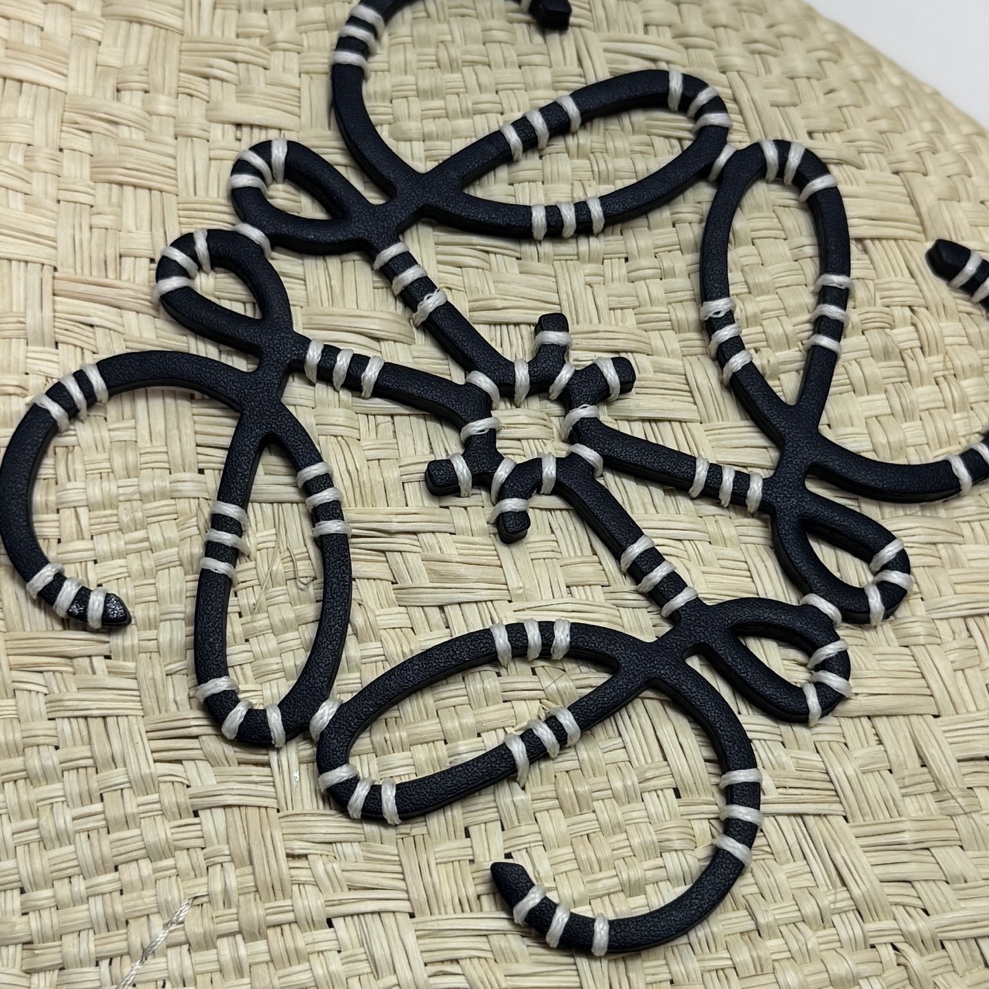 LO℮w℮🆕（高版本）🧺伊拉卡棕櫚纖維和牛皮革 Anagram Basket 手袋*一個傳統的籃子手袋*帶有經典的手工編織包身，管狀牛皮革帶子和頂部提手*以及一塊牛皮革 Anagram 壓紋貼片這個版本採用伊拉卡棕櫚製成，這種棕櫚樹在哥倫比亞種植、收穫並曬乾，然後由公平貿易原則指導的 Corporación Oficio y Arte 組織的女工匠編織。肩背或頂部提手攜帶*牛皮革系帶開合*可以使用個性化掛飾和帶子進行定制*無襯里*由於手工製作，尺寸可能略有不同，使每次購買都獨一無二🧺
