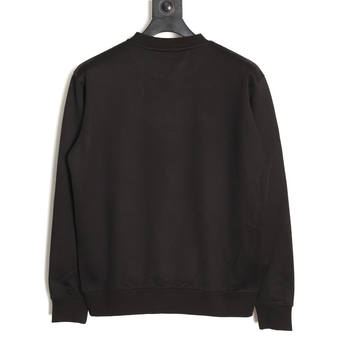 🔝BURBERRY巴寶莉BBR 八色字母繡圓領衛衣 
原版6350購入，原版採用400g 巴寶莉專用反面牛肚面料，反向毛圈底紗 魚鱗布料，螺紋450g雙紗，顏色按布料訂染，原版一致。
前幅進口機立體繡花，凹凸形狀與原版一致，羅紋針織包邊及絨里收納口袋均採用加固縫製，強化功能耐用性；在休閒運動中注入內斂英倫格調。整體完美平衡經典符號的當代轉化、穿著舒適度與日常實用性，成為詮釋現代精英休閒風的典範之作。男女同款
B Size：S-XL