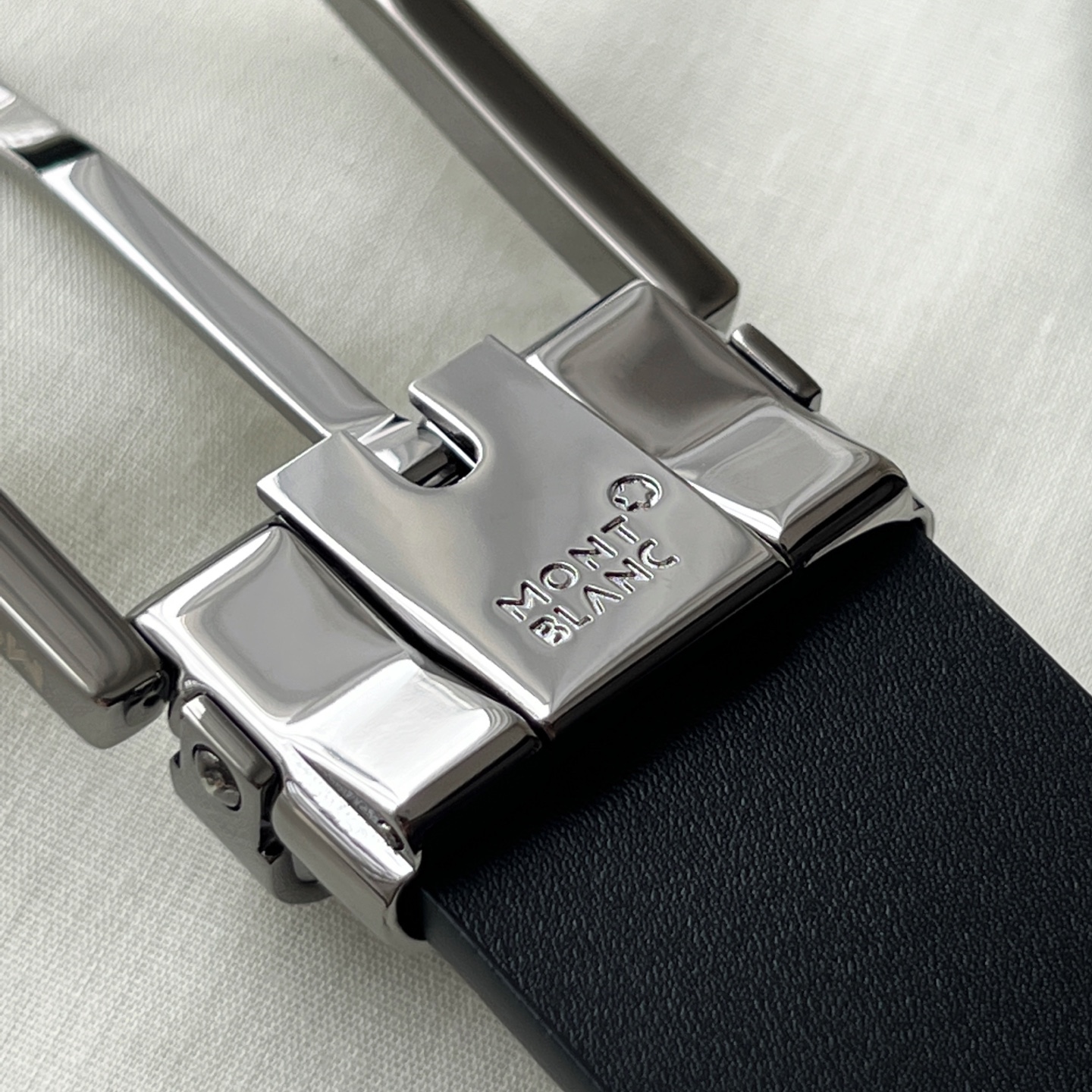 馬蹄形帶扣粒面皮帶（35毫米）
馬蹄形鍍鈀和鍍釕針式帶扣。可調節長度，3.5cm粒面咖色皮革皮帶。融合傳統元素與現代風格的精緻配件。錶帶描述 粒面咖色牛皮 皮革圖案 金屬圓環飾有萬寶龍六角 星品牌標識 搭扣裝置 易開啓裝置，可調節皮帶長度 搭扣形狀 馬蹄形 主要顏色咖色 | 黑色 搭扣類型 針扣式表扣