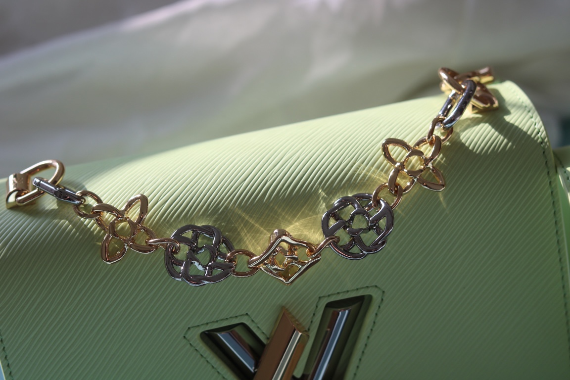 原版品質[玫瑰]歡迎貨比三家[玫瑰]款號：50391/22773/22774/23074/22768[玫瑰][玫瑰][玫瑰]本款Twist中號手袋將品牌標誌性Monogram花卉精巧融入裝飾鏈條，與雙色鎖扣相互呼應，優雅詮釋當季 TwistedFlowers主題。內貼袋之一配有可拆卸鏡子。
23x17x9.5釐米(長度x高x寬) Epi粒面皮革牛皮革飾邊牛皮革內襯金屬件
LVTwist扭鎖
內貼袋，配有可拆卸鏡子後側內貼袋
大號前內袋配有拉鍊袋肩帶:可拆卸，可調節包帶半長:350釐米