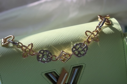 原版品質[玫瑰]歡迎貨比三家[玫瑰]款號：50391/22773/22774/23074/22768[玫瑰][玫瑰][玫瑰]本款Twist中號手袋將品牌標誌性Monogram花卉精巧融入裝飾鏈條，與雙色鎖扣相互呼應，優雅詮釋當季 TwistedFlowers主題。內貼袋之一配有可拆卸鏡子。
23x17x9.5釐米(長度x高x寬) Epi粒面皮革牛皮革飾邊牛皮革內襯金屬件
LVTwist扭鎖
內貼袋，配有可拆卸鏡子後側內貼袋
大號前內袋配有拉鍊袋肩帶:可拆卸，可調節包帶半長:350釐米