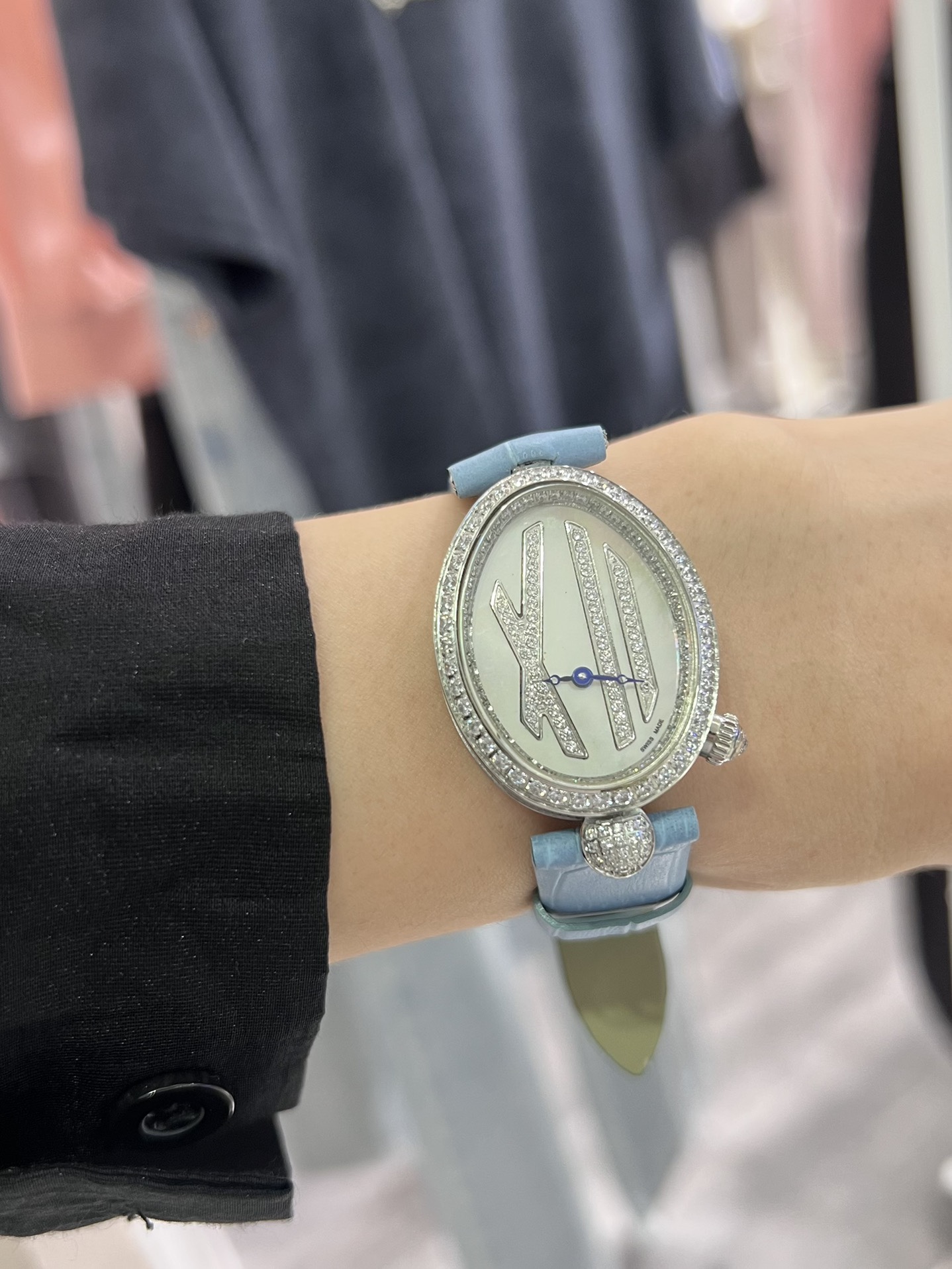 上手圖

優雅出品史上最強復刻女表——寶璣那不勒斯皇后  黃金殼  系列驚艷登場，修正市場版本的所有不足，高貴典雅，盡顯女王風範！
【表殼】腕表尺寸分別為中號36.5x28.5毫米 小號33 x 25毫米
鵝卵形表殼高雅大氣，表殼外緣飾有錢幣紋。表圈和表殼周圍鑲嵌共117顆施華洛水晶（約0.99克拉）。表冠處鑲有一顆梨形晶石（約0.26克拉）
【精彩細節】
1.與原裝吻合，在表殼背部均打有貴金屬標識，效果清晰工整，彰顯腕表檔次。2.穹面玻璃，從側面看不僅有魚眼效果，還能折射鑽石帶來的璀璨光芒，更顯腕表高貴