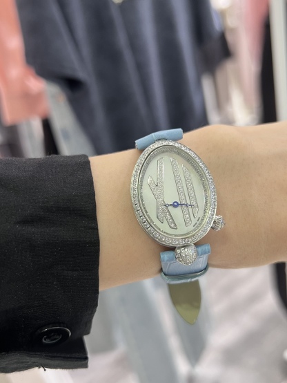 上手圖

優雅出品史上最強復刻女表——寶璣那不勒斯皇后  黃金殼  系列驚艷登場，修正市場版本的所有不足，高貴典雅，盡顯女王風範！
【表殼】腕表尺寸分別為中號36.5x28.5毫米 小號33 x 25毫米
鵝卵形表殼高雅大氣，表殼外緣飾有錢幣紋。表圈和表殼周圍鑲嵌共117顆施華洛水晶（約0.99克拉）。表冠處鑲有一顆梨形晶石（約0.26克拉）
【精彩細節】
1.與原裝吻合，在表殼背部均打有貴金屬標識，效果清晰工整，彰顯腕表檔次。2.穹面玻璃，從側面看不僅有魚眼效果，還能折射鑽石帶來的璀璨光芒，更顯腕表高貴