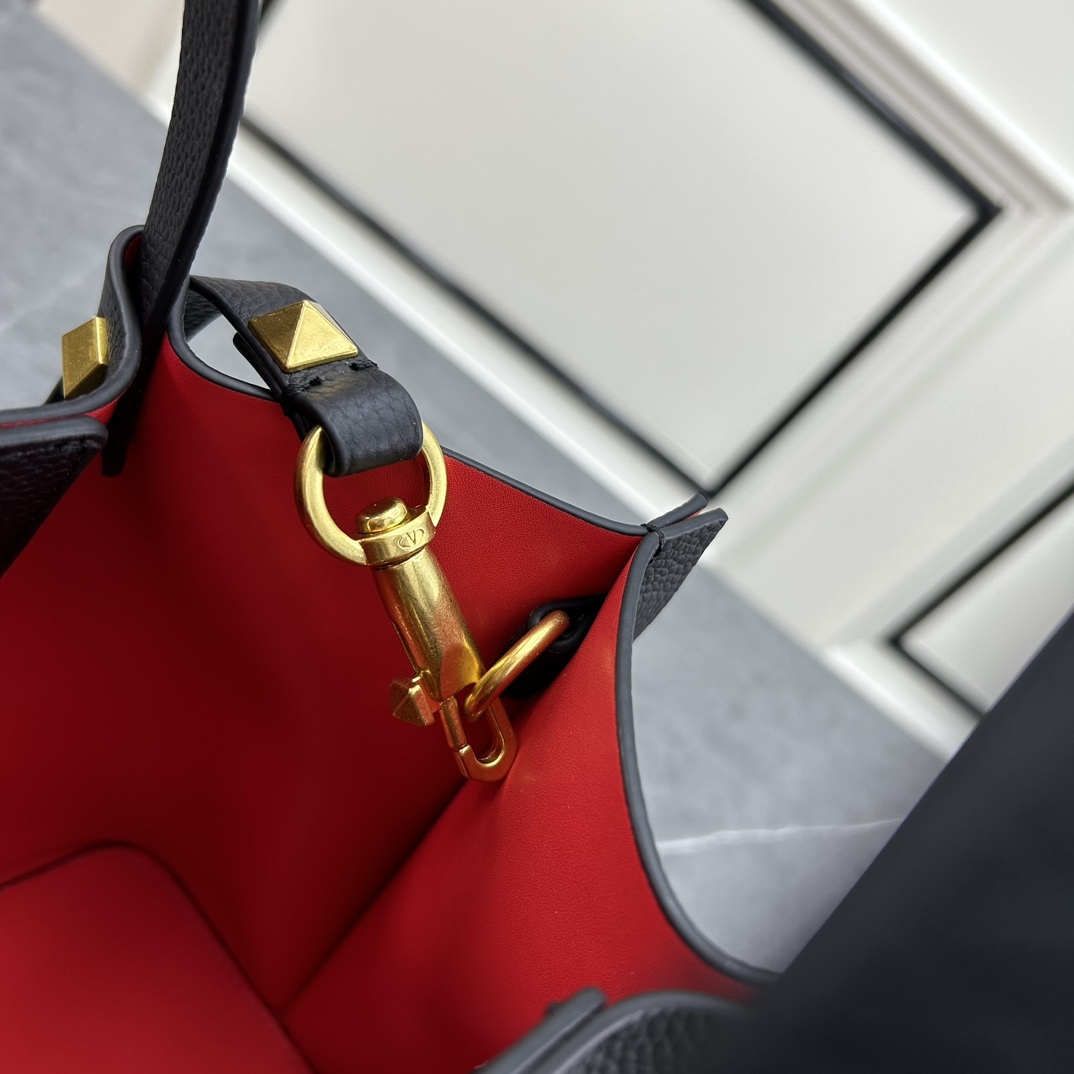 荔枝紋 Garavani VLOGO Escape 小牛皮小號購物袋，包袋兩側點綴紅色細節，金屬徽標飾件可用在包裝內部作為開合，亦可用在外部作為裝飾元素。
小號尺寸：31 *25*15 cm