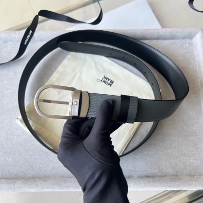 馬蹄形帶扣黑色/棕色雙面皮帶（35毫米）
馬蹄形閃亮鍍釕帶扣。可調節長度，3.5cm黑色和棕色雙面皮帶。打造經典靈動造型。
貨號 錶帶描述 黑色和棕色雙面牛皮皮帶 皮革圖案 金屬圓環上飾有萬寶龍六角白星 標識 搭扣裝置 易開啓裝置，可調節皮帶長度
搭扣形狀 馬蹄形主要顏色 黑色 | 棕色 搭扣類型 針扣式表扣