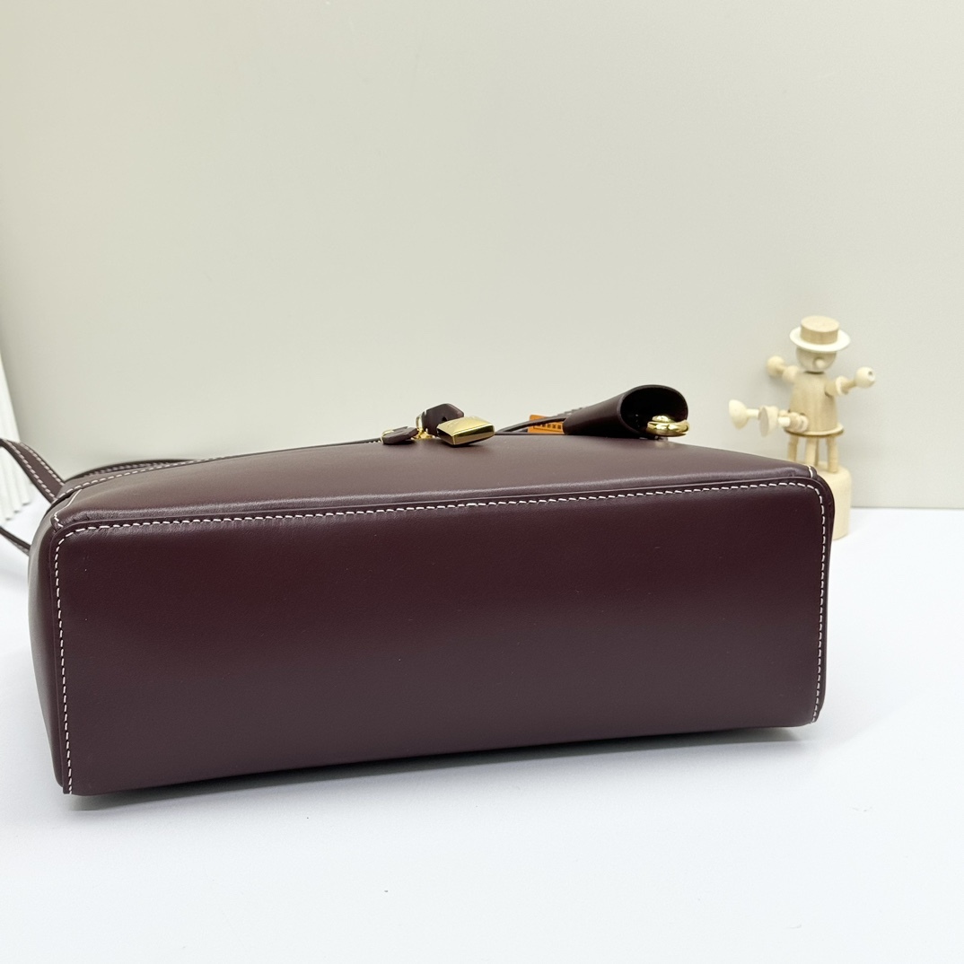 𝓻𝓸 𝓟𝓲𝓪𝓷𝓪 諾悠翩雅
𝑬𝒙𝒕𝒓𝒂 𝑩𝒂𝒈 𝑳𝟐𝟕 
寬開口加大容量斜挎包，包型設計更立體更有型，包身採用進口原廠小牛皮，手感柔軟而獨特，包包內部結構多了內袋。雙向加長拉鍊開合，配有My Charms金色金屬掛飾（LP特級純鋼五金配件）
size：27*16*10釐米
配全套專櫃禮盒包裝🎁