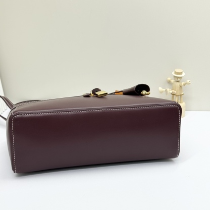 𝓻𝓸 𝓟𝓲𝓪𝓷𝓪 諾悠翩雅
𝑬𝒙𝒕𝒓𝒂 𝑩𝒂𝒈 𝑳𝟐𝟕 
寬開口加大容量斜挎包，包型設計更立體更有型，包身採用進口原廠小牛皮，手感柔軟而獨特，包包內部結構多了內袋。雙向加長拉鍊開合，配有My Charms金色金屬掛飾（LP特級純鋼五金配件）
size：27*16*10釐米
配全套專櫃禮盒包裝🎁