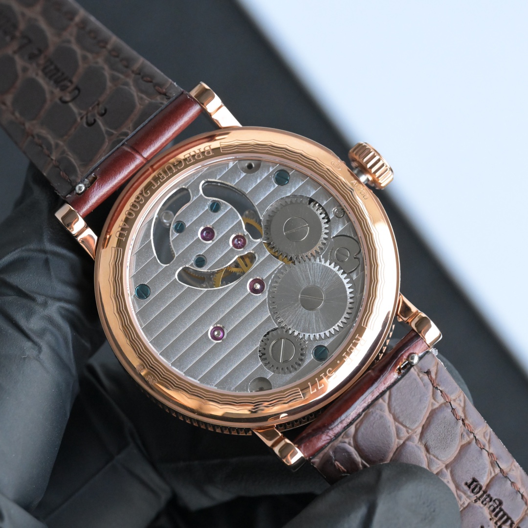 224年前，阿伯拉罕-路易·宝玑先生在他所创立的巴黎钟表堤岸制表工坊中，创造了制表史上令无数人赞叹的陀飞轮调速装置。这一无比复杂的精密机构彰显了宝玑先生卓然超群的远见与创想，时至今日仍对高级制表业有着重要意义。至今，陀飞轮的作用和意义已不仅是提高走时的精准度，而是谱写了制表领域的辉煌篇章。宝玑陀飞轮时计臻品在百年征程中不断创新，超越自我，集精湛机械制造技艺与深厚美学原理于一身，创制出演绎复杂迷人的机械世界。腕表的表冠上刻有著名的宝玑品牌标志，从侧面我们可以看到表王宝玑著名的钱币纹饰，代表着温文尔雅