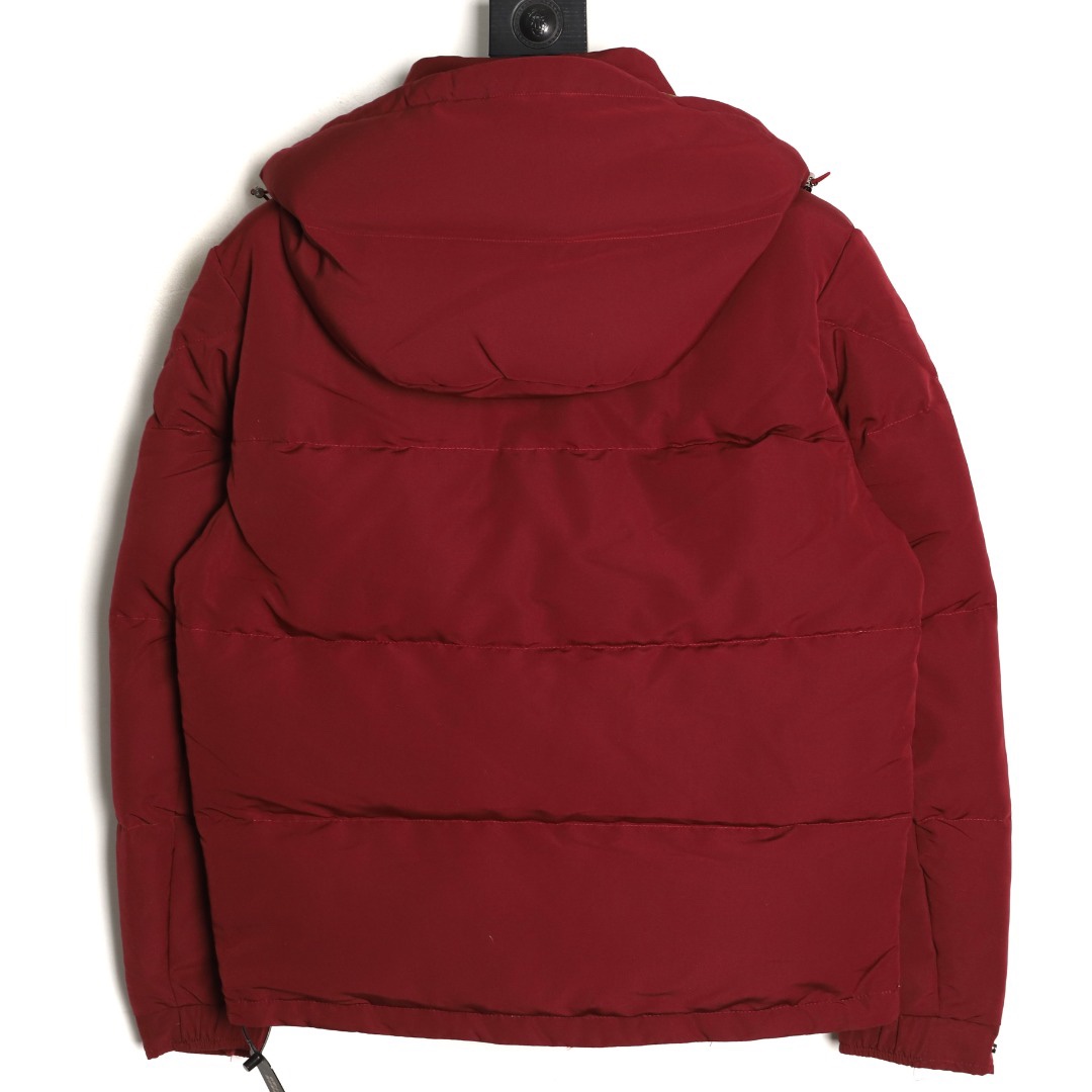 Moncler/蒙口 Gamme Rouge雙口袋連帽羽絨服
Moncler Gamme Rouge男士羽絨服，酒紅色超
有質感，尼龍面料防潑水，90絨填充保暖力滿分
。連帽設計＋金屬按扣，細節控必入！兩個翻蓋
口袋超實用，寬松版型，隨便搭配都很時髦，冬季
出街或戶外都很適合～
A Size:1-5