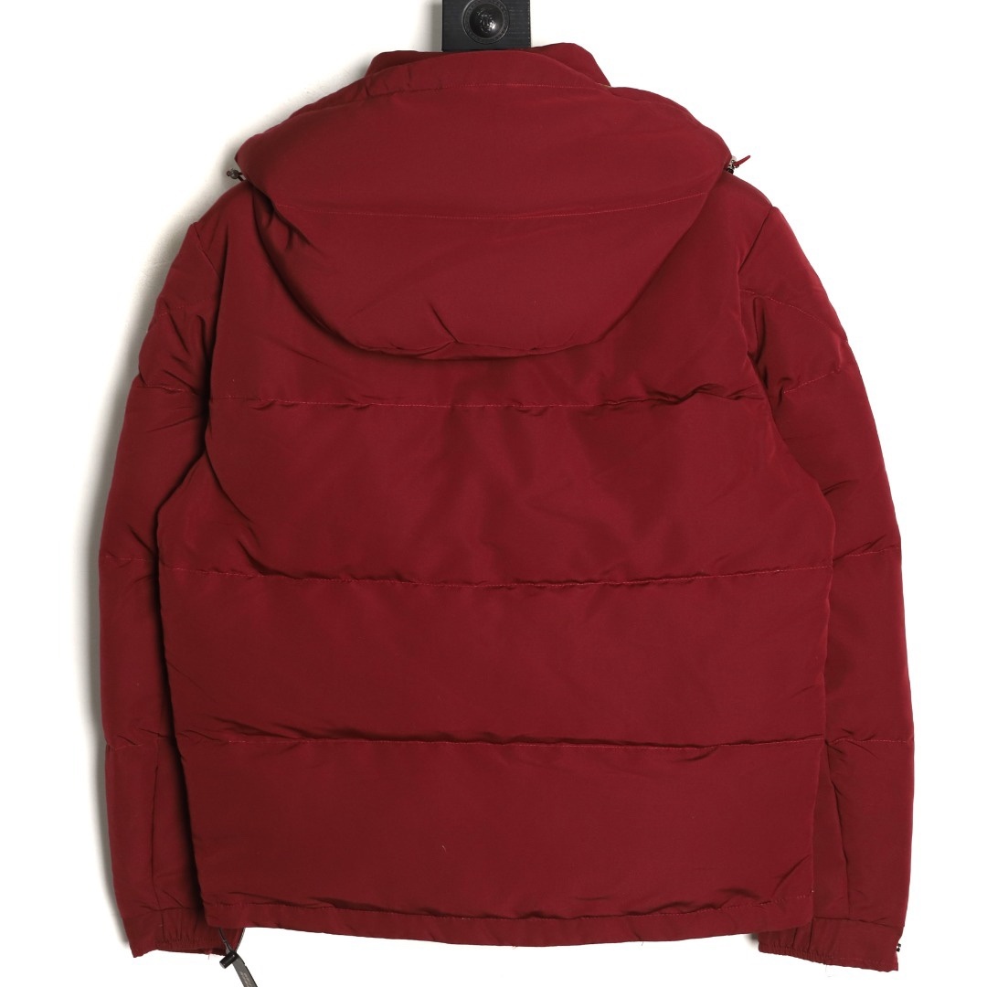 Moncler/蒙口 Gamme Rouge雙口袋連帽羽絨服
Moncler Gamme Rouge男士羽絨服，酒紅色超
有質感，尼龍面料防潑水，90絨填充保暖力滿分
。連帽設計＋金屬按扣，細節控必入！兩個翻蓋
口袋超實用，寬松版型，隨便搭配都很時髦，冬季
出街或戶外都很適合～
A Size:1-5