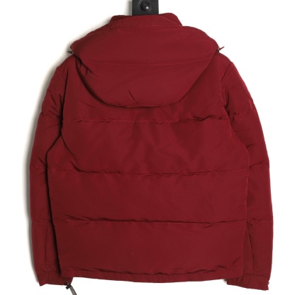 Moncler/蒙口 Gamme Rouge雙口袋連帽羽絨服
Moncler Gamme Rouge男士羽絨服，酒紅色超
有質感，尼龍面料防潑水，90絨填充保暖力滿分
。連帽設計＋金屬按扣，細節控必入！兩個翻蓋
口袋超實用，寬松版型，隨便搭配都很時髦，冬季
出街或戶外都很適合～
A Size:1-5