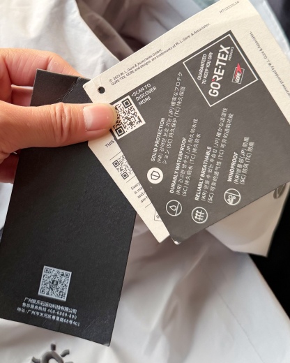 KAILAS凱樂石博格達衝鋒衣！防風防水透氣保溫，六色可選！面料採用與100D Gore-Tex Pro同級防護科技，人性化剪裁設計立體剪裁在肩部、肘部預留充足活動空間，背負重包時也不會束縛動作。風帽後側設有抽繩調節系統，暴雨時收緊可防止雨水糊臉；袖口採用鈎環固定，大幅活動時不易移位。透氣與輕量平衡腋下雙拉鍊設計能在運動時形成有效通風。整體重量控制得當，長途徒步不會造成負擔。可拆卸內膽：三合一設計最驚喜的是羽絨內膽
羽絨內膽特別輕便，保暖效果很好；可拆卸，很方便穿脫，拆掉羽絨內膽，就是一件風殼