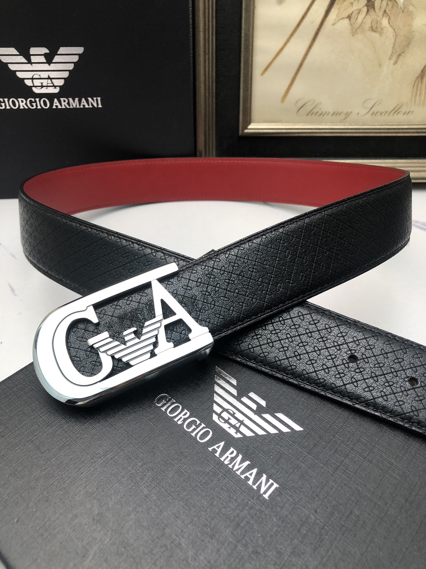 阿曼妮：原單頭層小牛皮燙印花紋，內襯平紋牛皮底，營造織紋外觀。飾以標誌原單扣。專櫃寬度4.0