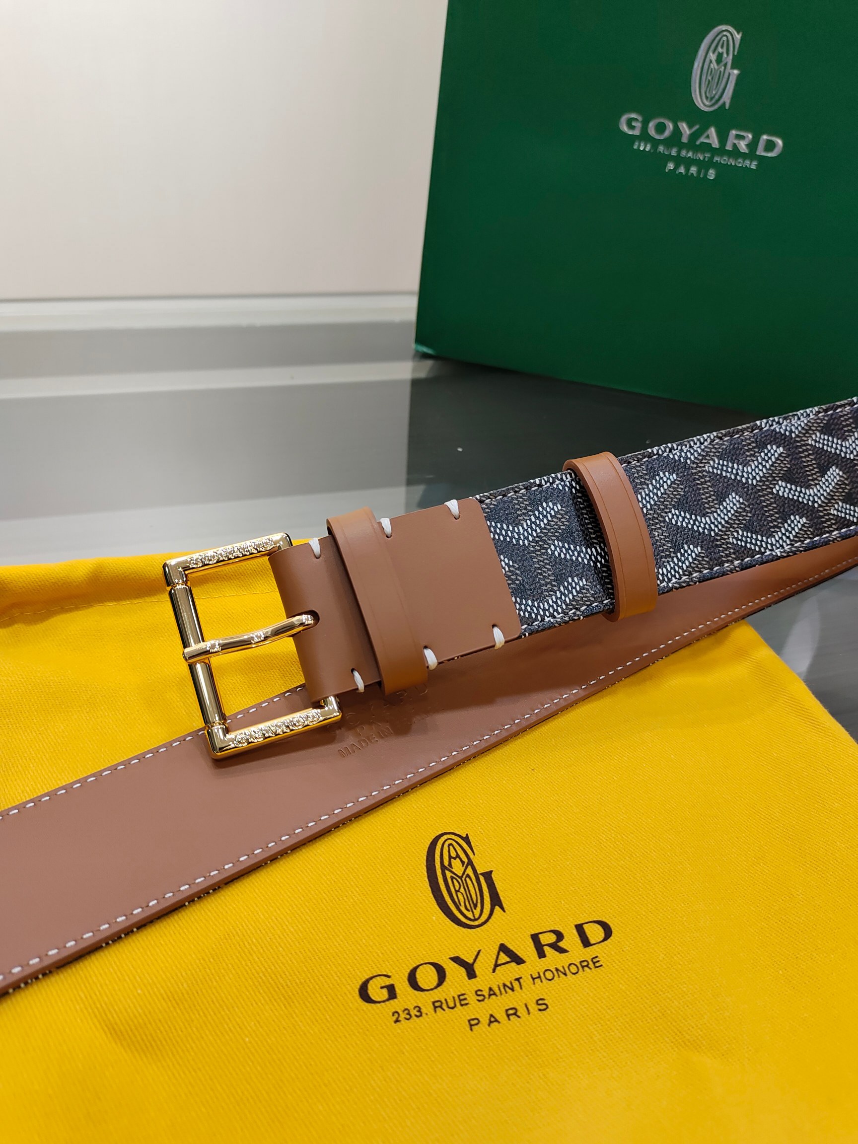 
Goyard(戈雅)腰帶源於法國奢侈品牌，設計風格簡約低調，腰帶身有標誌性帆布搭配進口頭層牛皮，腰帶扣採用簡約精品鋼扣，延續品牌的低調奢華，帶身寬度3.8CM，適用商務休閒日常佩戴。