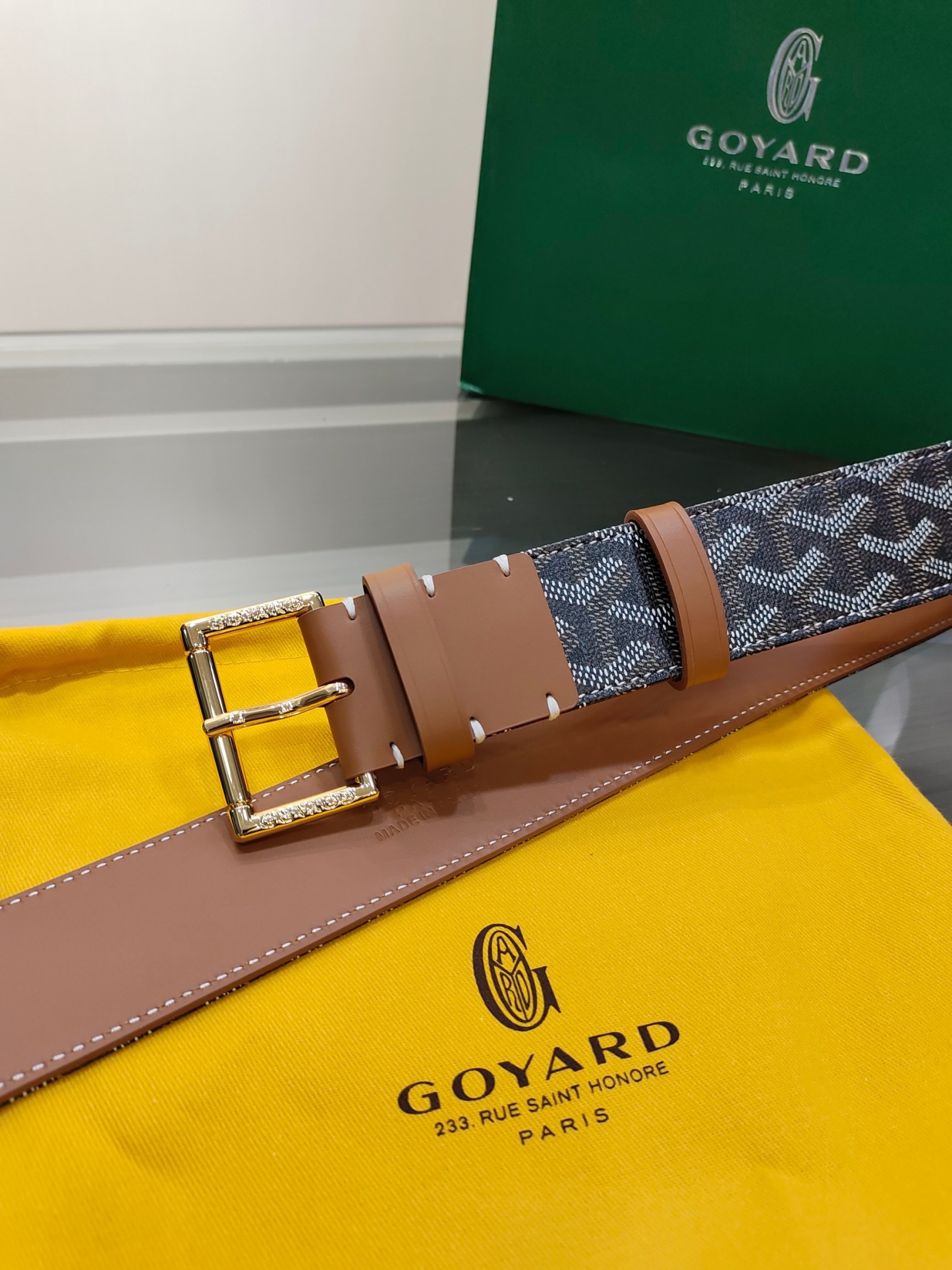 
Goyard(戈雅)腰帶源於法國奢侈品牌，設計風格簡約低調，腰帶身有標誌性帆布搭配進口頭層牛皮，腰帶扣採用簡約精品鋼扣，延續品牌的低調奢華，帶身寬度3.8CM，適用商務休閒日常佩戴。