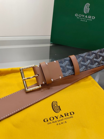
Goyard(戈雅)腰帶源於法國奢侈品牌，設計風格簡約低調，腰帶身有標誌性帆布搭配進口頭層牛皮，腰帶扣採用簡約精品鋼扣，延續品牌的低調奢華，帶身寬度3.8CM，適用商務休閒日常佩戴。